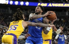 季前赛-浓眉18+9八村塁19分 湖人末节仅8分遭独行侠逆转